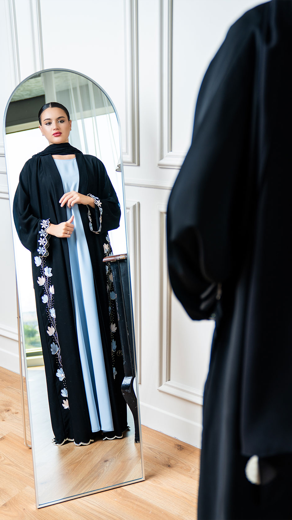 عباية مرصعة بالأحجار راقية - عباية موديل تطريز زهري وأحجار