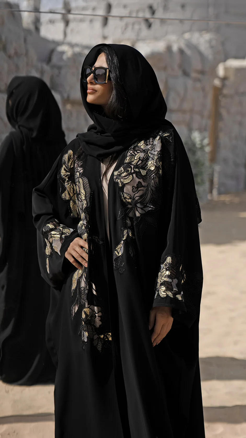 عباية فاخرة دانتيل مرصعة بالأحجار ندا فاخر سوداء