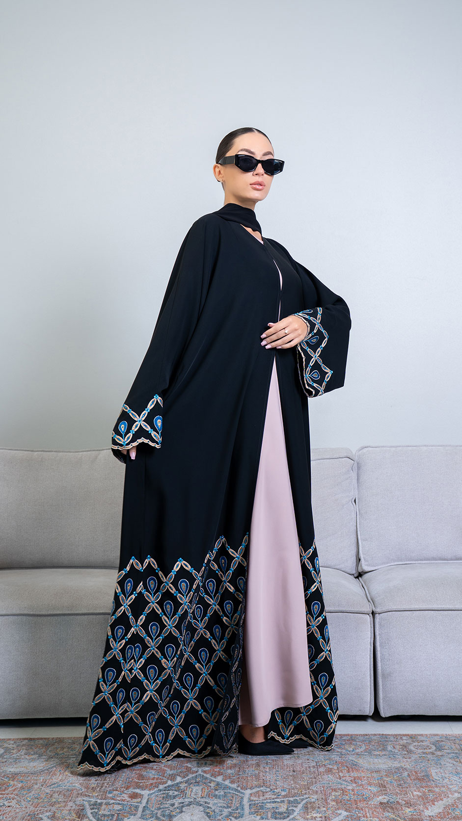عباية فاخرة مرصعة بالأحجار مطرزة تطريز آلي دقيق ندا فاخر