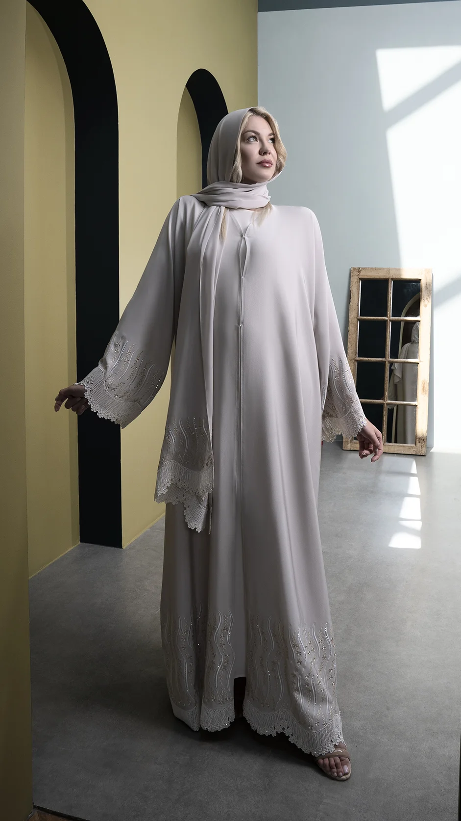 عباية فاخرة راقية - عباية دانتيل مطرّزة مع أحجار