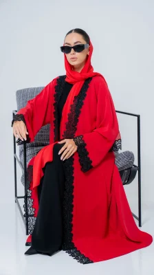 عباية مطرزة راقية - عباية مفتوحة حمراء بدانتيل أسود مع تطريز بالحجر