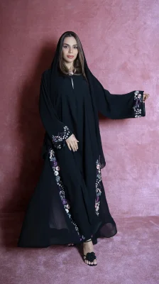 عباية سوداء راقية - عباية سوداء مطرّزة ومزيّنة بأحجار أنيقة