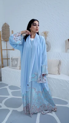 عباية مرصعة بالأحجار راقية - عباية مطرزة بالدانتيل المزهر ومزينة بالأحجار