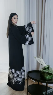 عباية سوداء راقية - عباية سوداء مطرّزة كمبيوتريًا ومزيّنة بأحجار أنيقة ضمن تصنيف عباية سوداء في ياسمين الشام