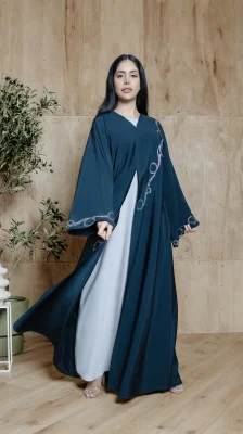 عباية مرصعة بالأحجار راقية - عباية مفتوحة باللون الأخضر الصنوبري مزينة بحجارة أنيقة ضمن تصنيف عباية مرصعة بالأحجار في ياسمين الشام